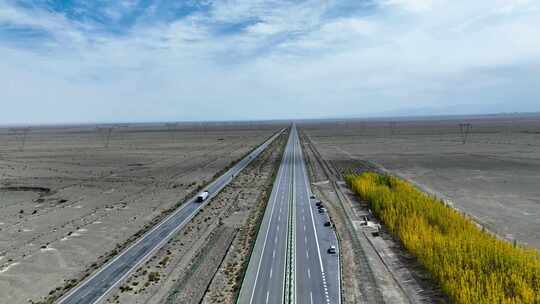 航拍青海荒漠中的高速公路和大地裂纹