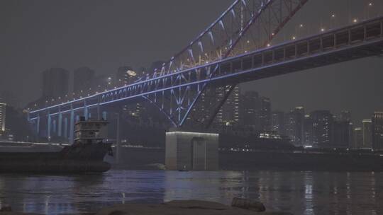 重庆 朝天门大桥 夜景 邮轮行驶在长江上