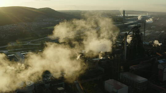 钢铁制造厂上空的拍摄
