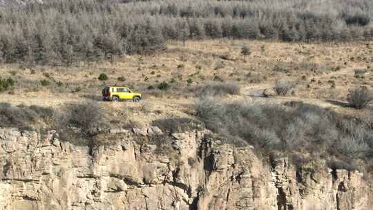 越野车行驶在悬崖峭壁之上壮阔的画面