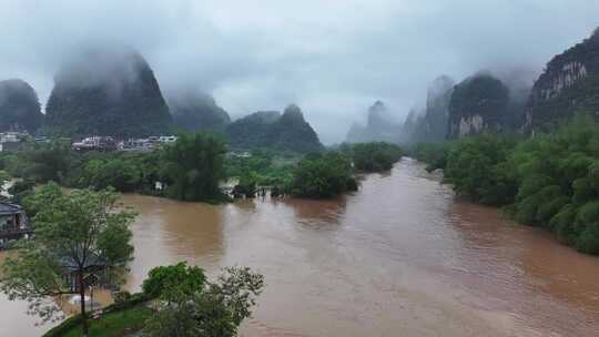 桂林阳朔暴雨漓江遇龙河河水暴涨