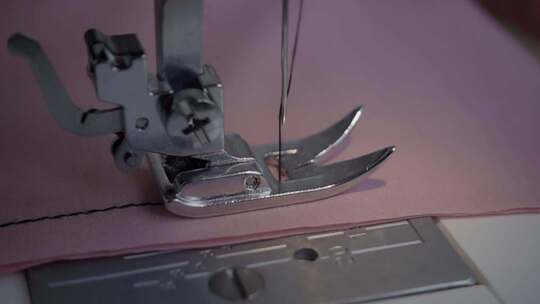 缝纫机缝制衣物视频素材模板下载