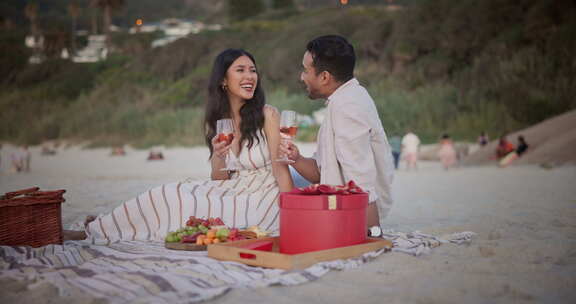 爱情，野餐和葡萄酒与情侣在海滩庆祝，周年