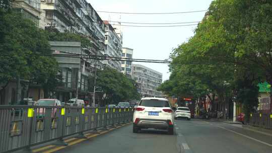 汽车行驶在城市道路车流交通车辆车窗外风景