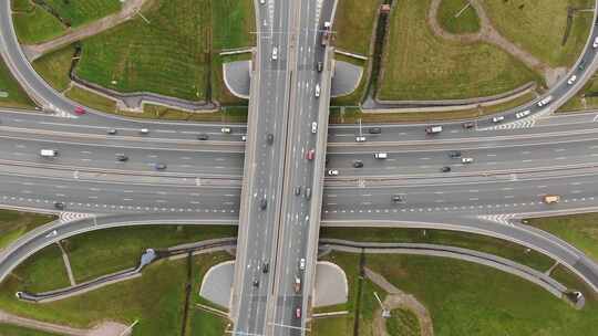 汽车沿多层公路高速行驶