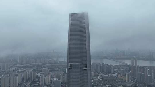 航拍雨后云雾缭绕的湖北武汉绿地中心大厦