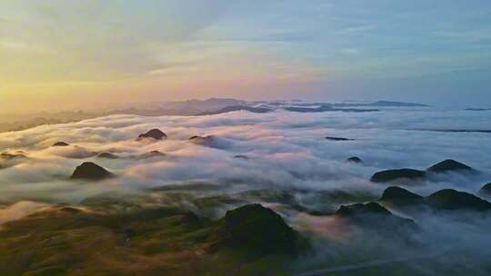 云海覆盖山脉清晨景象