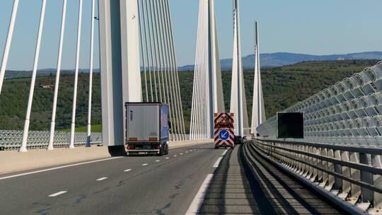 法国米约高架桥交通公路车辆行驶视频素材模板下载