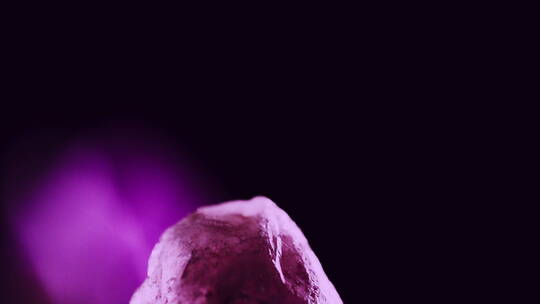 紫色宝石水晶相互撞击美妆素材视频素材模板下载