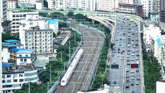 高铁动车穿过繁华城市