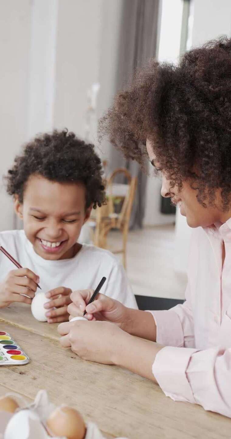 一个在鸡蛋上画画的孩子