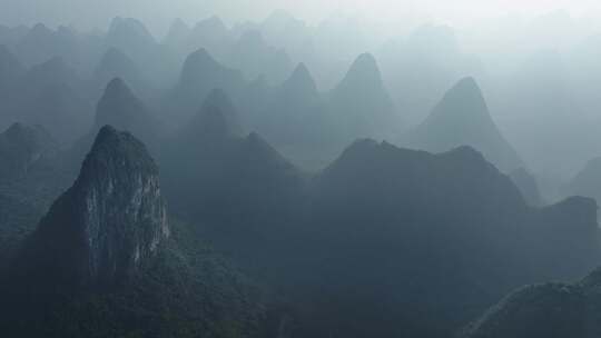 秋天日出时分的桂林喀斯特地貌群山