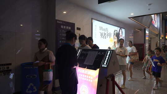 检票口进入电影院的人群视频素材模板下载