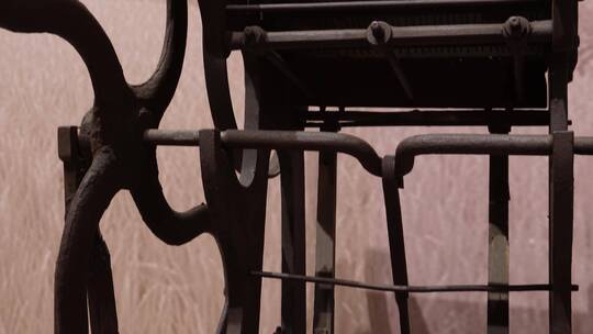 【镜头合集】缝纫机踏板轮子纺车古董视频素材模板下载