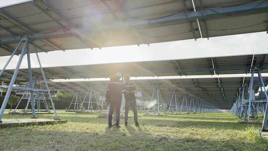 在太阳能农场太阳能站工作的工程师。田野上