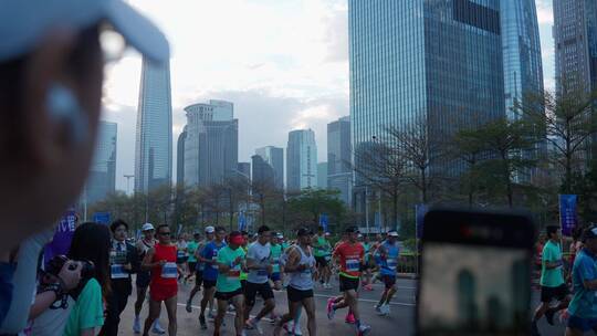 深圳马拉松奔跑的人与观众