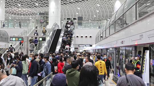深圳地铁人群 地铁玩手机视频素材模板下载