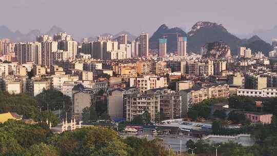 广西柳州城市风景-夕阳下的城市建筑