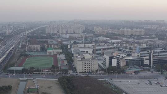 城市夕阳下高架桥地铁站