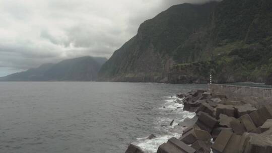 海浪冲击海堤边岩石