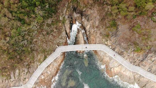 4K航拍深圳大梅沙海滨步道大海礁石