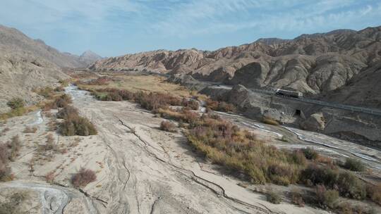 新疆巴音郭楞若羌县G315河谷戈壁自然风光视频素材模板下载