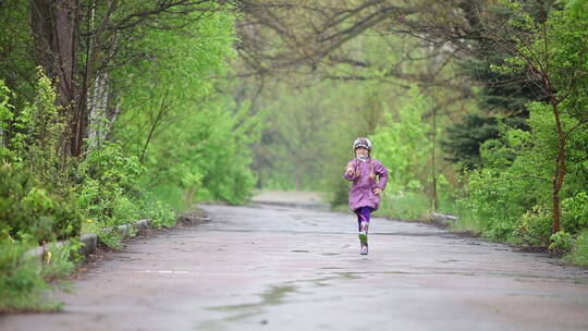 小女孩拿着蒲公英在公园里奔跑