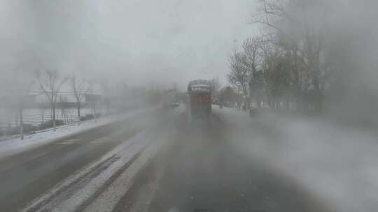 雨雪天行车第一视角、雨雪天视角模糊