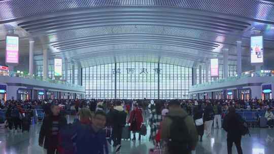 重庆西站春运游客返乡回家火车站侯车大厅