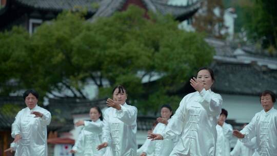 广场 锻炼 打拳 打太极 晨练 太极拳 公园