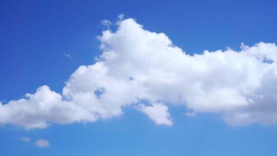 蓝天中的蓬松白云
