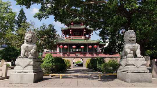 石狮子守护下的古建筑