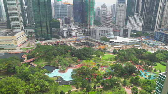 KLCC公园和马来西亚石油双子塔的鸟瞰图视频素材模板下载