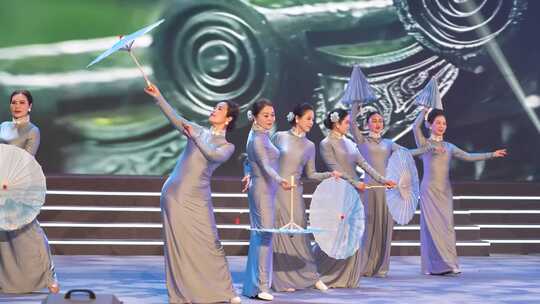 舞台旗袍女子舞蹈表演