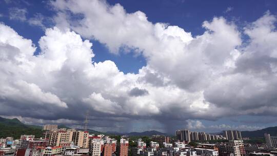 小镇雨后天空夏天蓝天白云积雨云层乡镇社区