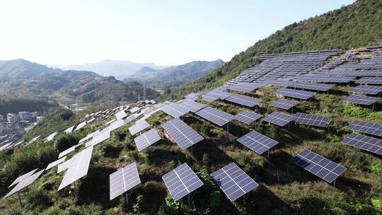 航拍山上光伏太阳能电池板