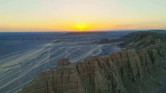 航拍新疆大海道雅丹戈壁滩日落