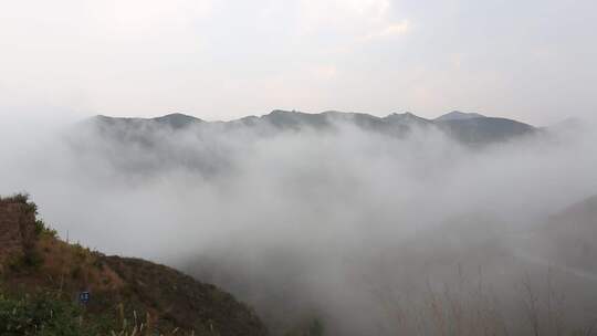 大山上烟雾缭绕延时镜头