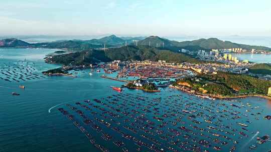 夕阳下的海边捕鱼船回港