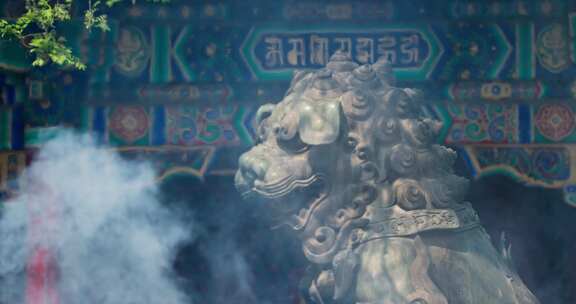 北京雍和宫烟雾缭绕的石狮子