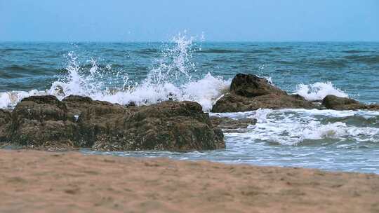 惊涛拍岸海浪翻滚海浪拍打礁石