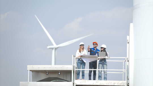 在风电场从事风力涡轮机工作的工程师和建筑
