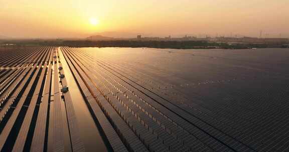 夕阳下水上太阳能光伏发电站航拍