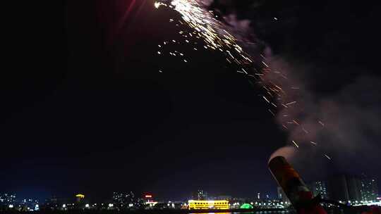 城市夜晚节日新年春节燃放烟花庆祝加特林