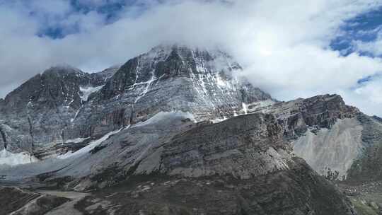 四川甘孜稻城亚丁雪山地质地貌近景镜头