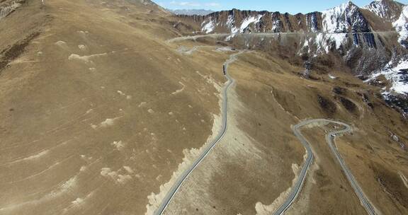 航拍夹金山的盘山公路