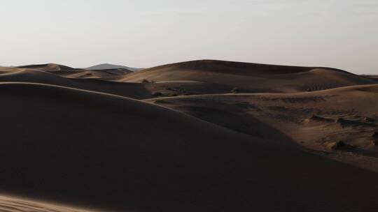 傍晚沙漠天际线景观