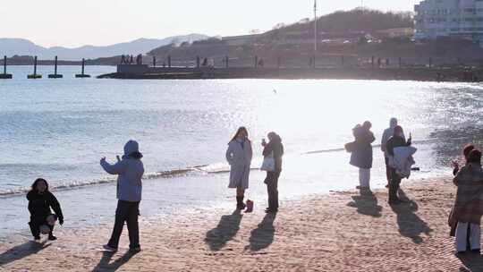 海边沙滩上的人群活动场景