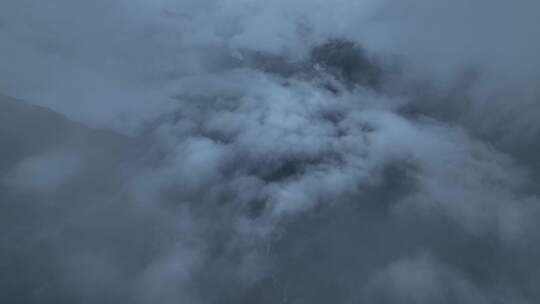 航拍四川甘孜稻城亚丁云雾缭绕的山脉景观