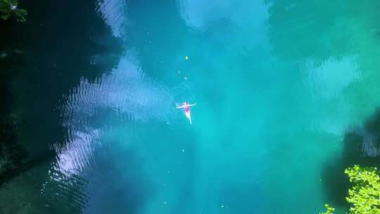 比基尼美女游泳浮游海边度假村度假酒店